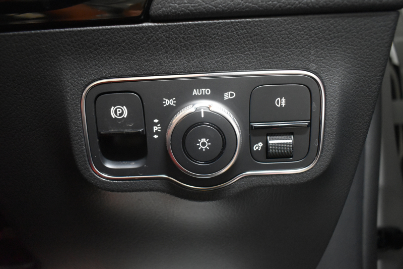 メルセデスベンツ GLA GLA200d 4ﾏﾁｯｸ AMGﾗｲﾝ/AMGﾚｻﾞｰｴｸｽｸﾙｰｼﾌﾞP/ﾚｰﾀﾞｰSP 燃費16.5 ﾃﾞｨｰｾﾞﾙTB ﾊﾟﾉﾗﾏｻﾝR ﾋｰﾀｰ付赤黒革ｼｰﾄ ﾃﾞｨｽﾄﾛ BSM Lﾁｪﾝｼﾞ AMGｴｱﾛ19AW ｷｰﾚｽGO PTS ﾌｯﾄﾄﾗﾝｸ 対話式ﾅﾋﾞ 360ｶﾒﾗ 2年保証