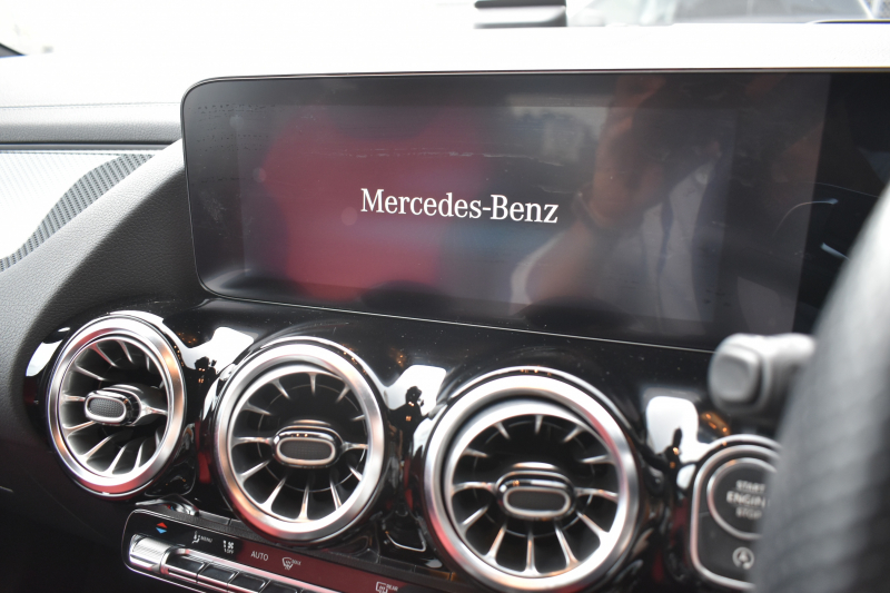 メルセデスベンツ GLA GLA200d 4ﾏﾁｯｸ AMGﾗｲﾝ/AMGﾚｻﾞｰｴｸｽｸﾙｰｼﾌﾞP/ﾚｰﾀﾞｰSP 燃費16.5 ﾃﾞｨｰｾﾞﾙTB ﾊﾟﾉﾗﾏｻﾝR ﾋｰﾀｰ付赤黒革ｼｰﾄ ﾃﾞｨｽﾄﾛ BSM Lﾁｪﾝｼﾞ AMGｴｱﾛ19AW ｷｰﾚｽGO PTS ﾌｯﾄﾄﾗﾝｸ 対話式ﾅﾋﾞ 360ｶﾒﾗ 2年保証