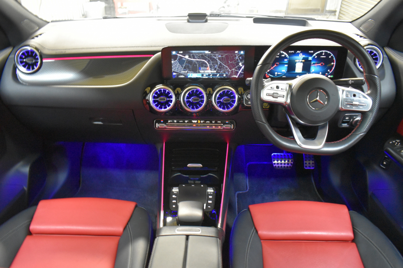 メルセデスベンツ GLA GLA200d 4ﾏﾁｯｸ AMGﾗｲﾝ/AMGﾚｻﾞｰｴｸｽｸﾙｰｼﾌﾞP/ﾚｰﾀﾞｰSP 燃費16.5 ﾃﾞｨｰｾﾞﾙTB ﾊﾟﾉﾗﾏｻﾝR ﾋｰﾀｰ付赤黒革ｼｰﾄ ﾃﾞｨｽﾄﾛ BSM Lﾁｪﾝｼﾞ AMGｴｱﾛ19AW ｷｰﾚｽGO PTS ﾌｯﾄﾄﾗﾝｸ 対話式ﾅﾋﾞ 360ｶﾒﾗ 2年保証