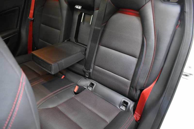 AMG GLA GLA45 4ﾏﾁｯｸ ﾚｰﾀﾞｰｾｰﾌﾃｨP 高出力ｴﾝｼﾞﾝ360馬力 ﾊﾟﾉﾗﾏｻﾝﾙｰﾌ ﾋｰﾀｰ黒革 ﾃﾞｨｽﾄﾛﾆｯｸﾌﾟﾗｽ ﾌﾞﾗｲﾝｯﾄﾞｽﾎﾟｯﾄ ﾚｰﾝｷｰﾌﾟ AMGｴｱﾛ19AW ｷｰﾚｽGO ﾊﾟｰｸﾄﾛﾆｯｸ 地デジBｶﾒﾗ 2年保証