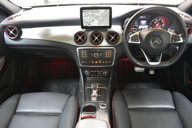 AMG GLA GLA45 4ﾏﾁｯｸ ﾚｰﾀﾞｰｾｰﾌﾃｨP 高出力ｴﾝｼﾞﾝ360馬力 ﾊﾟﾉﾗﾏｻﾝﾙｰﾌ ﾋｰﾀｰ黒革 ﾃﾞｨｽﾄﾛﾆｯｸﾌﾟﾗｽ ﾌﾞﾗｲﾝｯﾄﾞｽﾎﾟｯﾄ ﾚｰﾝｷｰﾌﾟ AMGｴｱﾛ19AW ｷｰﾚｽGO ﾊﾟｰｸﾄﾛﾆｯｸ 地デジBｶﾒﾗ 2年保証