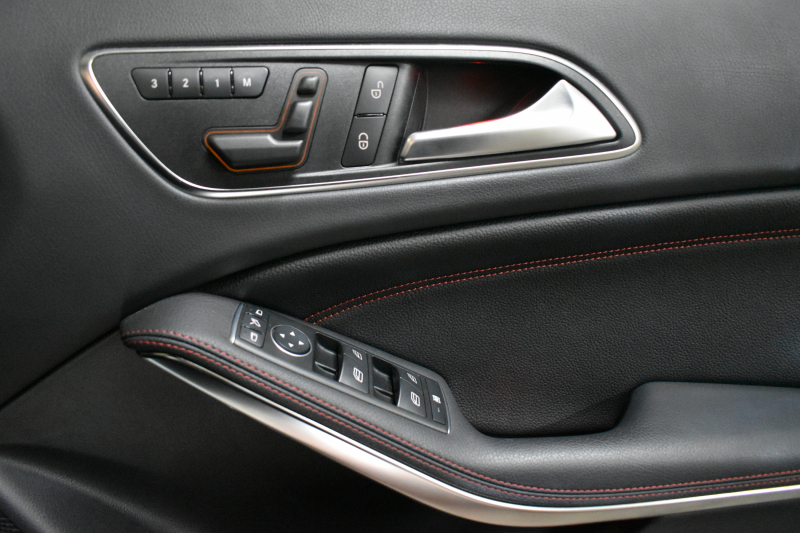 AMG GLA GLA45 4ﾏﾁｯｸ ﾚｰﾀﾞｰｾｰﾌﾃｨP 高出力ｴﾝｼﾞﾝ360馬力 ﾊﾟﾉﾗﾏｻﾝﾙｰﾌ ﾋｰﾀｰ黒革 ﾃﾞｨｽﾄﾛﾆｯｸﾌﾟﾗｽ ﾌﾞﾗｲﾝｯﾄﾞｽﾎﾟｯﾄ ﾚｰﾝｷｰﾌﾟ AMGｴｱﾛ19AW ｷｰﾚｽGO ﾊﾟｰｸﾄﾛﾆｯｸ 地デジBｶﾒﾗ 2年保証