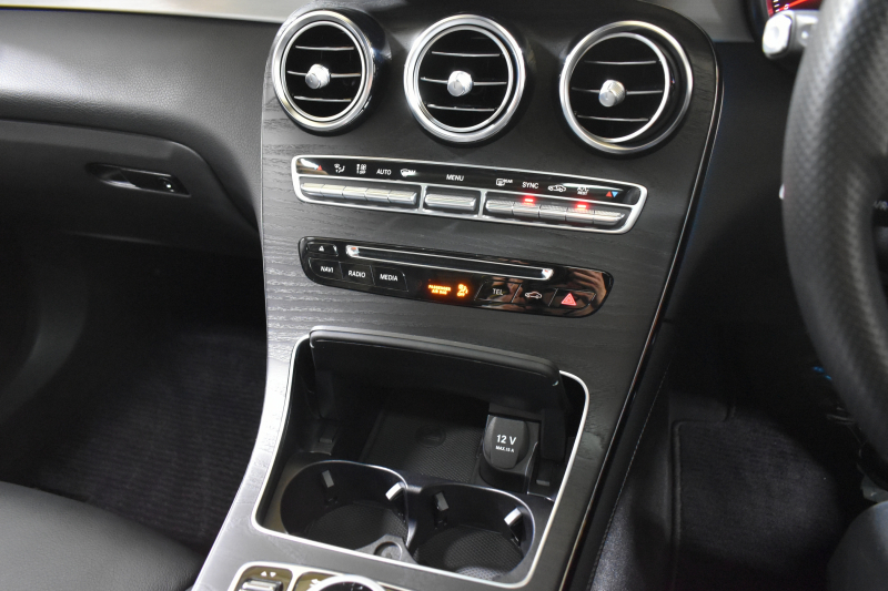 メルセデスベンツ GLC GLC250 4ﾏﾁｯｸ ｽﾎﾟｰﾂ 本革仕様 ﾚｰﾀﾞｰｾｰﾌﾃｨP 211馬力 1ｵｰﾅｰ ﾊﾟﾉﾗﾏｻﾝﾙｰﾌ 全席ﾋｰﾀｰ黒革ｼｰﾄ ﾃﾞｨｽﾄﾛ ﾌﾞﾗｲﾝﾄﾞS Lｷｰﾌﾟ AMGｴｱﾛ19AW ｷｰGo PTS ﾍｯﾄﾞｱｯﾌﾟD ﾌﾞﾙﾒｽﾀS Fｹﾞｰﾄ 地ﾃﾞｼﾞ360ｶﾒﾗ 2年保証