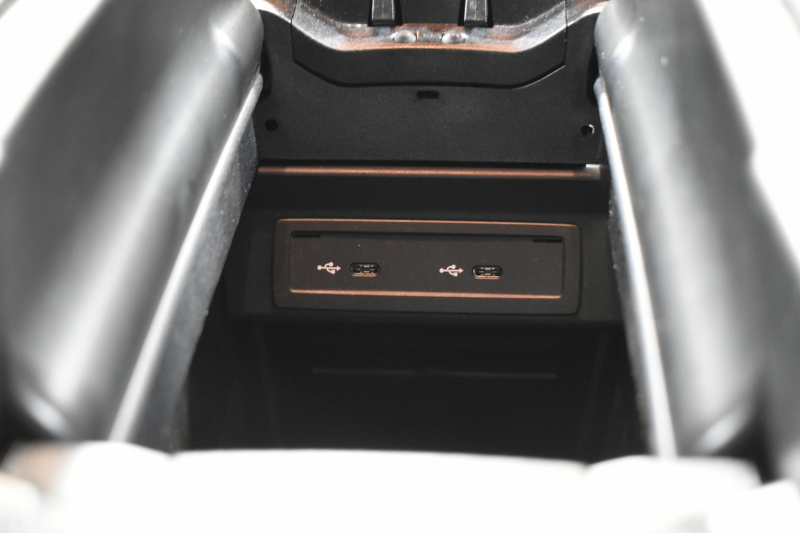 メルセデスベンツ GLB GLB250 4ﾏﾁｯｸ ｽﾎﾟｰﾂ AMGﾗｲﾝ ﾅｲﾄP ﾚｰﾀﾞｰｾｰﾌﾃｨP 黒革 AMGｴｱﾛ20AW MBUXﾅﾋﾞTV 360ｶﾒﾗ ﾃﾞｨｽﾄﾛﾆｯｸ ﾌﾞﾗｲﾝﾄﾞｽﾎﾟｯﾄ ﾚｰﾝｷｰﾌﾟ ｷｰﾚｽGO ﾌｯﾄｹﾞｰﾄ ﾜｲﾔﾚｽﾁｬｰｼﾞ ﾏﾙﾁｶﾗｰｱﾝﾋﾞｴﾝﾄ 3列ｼｰﾄ7人乗 2年保証