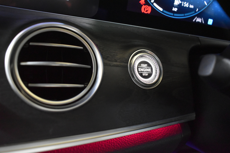 メルセデスベンツ Eクラス E220dﾜｺﾞﾝ ｽﾎﾟｰﾂ ｴｸｽｸﾙｰｼﾌﾞP AMGﾗｲﾝｲﾝﾃﾘｱP ﾚｰﾀﾞｰｾｰﾌﾃｨP 後期型 ﾊﾟﾉﾗﾏｻﾝﾙｰﾌ 全席ﾋｰﾀｰ黒革 ﾌﾞﾙﾒｽﾀｰ HUD ﾃﾞｨｽﾄﾛ BSM Lﾁｪﾝｼﾞ AMGｴｱﾛ19AW MBUXﾅﾋﾞTV 360ｶﾒﾗ ｷｰﾚｽｺﾞｰ  ﾏﾙﾁｶﾗｰｱﾝﾋﾞｴﾝﾄ 2年保証