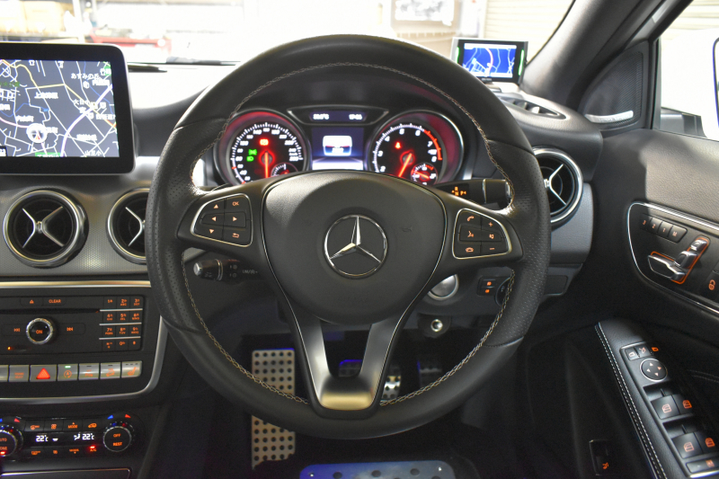 メルセデスベンツ GLA GLA220 4M ﾌﾟﾚﾐｱﾑP ﾚｰﾀﾞｰSP  後期型 1ｵｰﾅｰ  4WD ﾊﾟﾉﾗﾏｻﾝﾙｰﾌ ﾋｰﾀｰ付黒革 ﾊｰﾏﾝｶｰﾄﾞﾝ ﾃﾞｨｽﾄﾛ Bｽﾎﾟｯﾄ 駐車支援 ｷｰﾚｽGO PTS ﾌｯﾄｹﾞｰﾄ 地ﾃﾞｼﾞﾅﾋﾞ Bｶﾒﾗ 18AW 2年保証