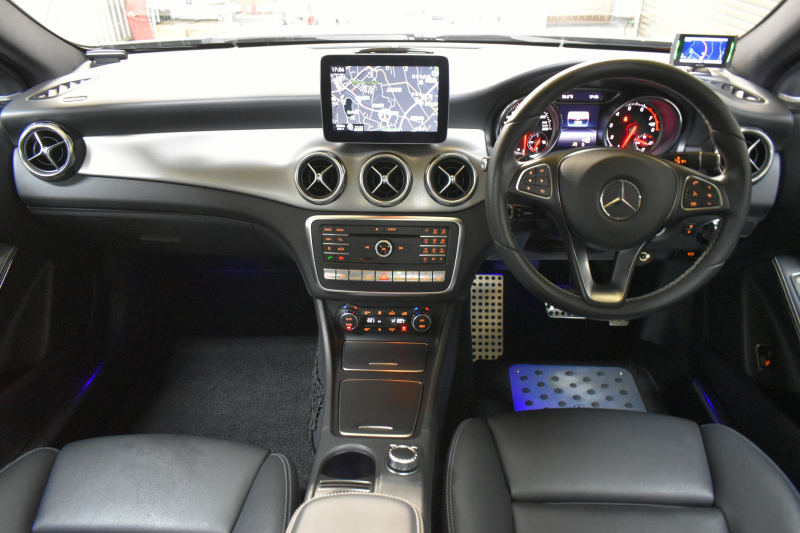 メルセデスベンツ GLA GLA220 4M ﾌﾟﾚﾐｱﾑP ﾚｰﾀﾞｰSP  後期型 1ｵｰﾅｰ  4WD ﾊﾟﾉﾗﾏｻﾝﾙｰﾌ ﾋｰﾀｰ付黒革 ﾊｰﾏﾝｶｰﾄﾞﾝ ﾃﾞｨｽﾄﾛ Bｽﾎﾟｯﾄ 駐車支援 ｷｰﾚｽGO PTS ﾌｯﾄｹﾞｰﾄ 地ﾃﾞｼﾞﾅﾋﾞ Bｶﾒﾗ 18AW 2年保証
