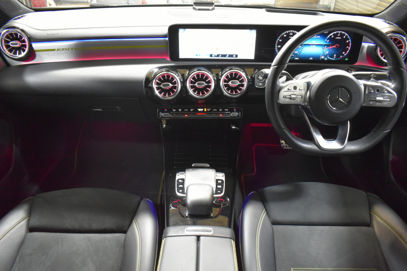 メルセデスベンツ Aクラス A180 Edition1 ﾚｰﾀﾞｰSP 限定250台 MEｺﾈｸﾄ MBUXｼｽﾃﾑ Edition1専用内装 ﾃﾞｨｽﾄﾛ BSM Lﾁｪﾝｼﾞ AMGｴｱﾛ19AW ﾏﾙﾁLED ｷｰGO PTS HUD 10.25ｲﾝﾁｺｯｸﾋﾟｯﾄﾃﾞｨｽﾌﾟﾚｲ 対話式ﾅﾋﾞTV 360ｶﾒﾗ 2年保証
