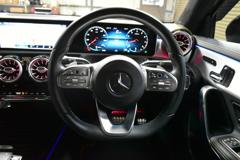 メルセデスベンツ Aクラス A180 Edition1 ﾚｰﾀﾞｰSP 限定250台 MEｺﾈｸﾄ MBUXｼｽﾃﾑ Edition1専用内装 ﾃﾞｨｽﾄﾛ BSM Lﾁｪﾝｼﾞ AMGｴｱﾛ19AW ﾏﾙﾁLED ｷｰGO PTS HUD 10.25ｲﾝﾁｺｯｸﾋﾟｯﾄﾃﾞｨｽﾌﾟﾚｲ 対話式ﾅﾋﾞTV 360ｶﾒﾗ 2年保証