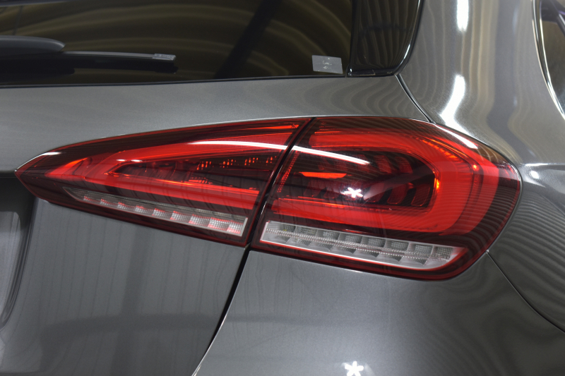 メルセデスベンツ Aクラス A180 Edition1 ﾚｰﾀﾞｰSP 限定250台 MEｺﾈｸﾄ MBUXｼｽﾃﾑ Edition1専用内装 ﾃﾞｨｽﾄﾛ BSM Lﾁｪﾝｼﾞ AMGｴｱﾛ19AW ﾏﾙﾁLED ｷｰGO PTS HUD 10.25ｲﾝﾁｺｯｸﾋﾟｯﾄﾃﾞｨｽﾌﾟﾚｲ 対話式ﾅﾋﾞTV 360ｶﾒﾗ 2年保証