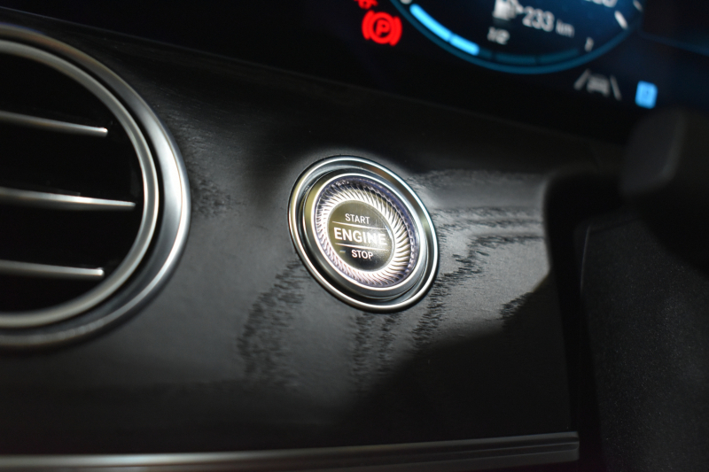 メルセデスベンツ Eクラス E200 ｽﾎﾟｰﾂ ｴｸｽｸﾙｰｼﾌﾞAMGﾗｲﾝｲﾝﾃﾘｱP ﾚｰﾀﾞｰｾｰﾌﾃｨP 後期型 ﾊﾟﾉﾗﾏｻﾝﾙｰﾌ MEｺﾈｸﾄ 燃費13.1KM 全席ﾋｰﾀｰ黒革 ﾃﾞｨｽﾄﾛ BSM Lﾁｪﾝｼﾞ AMGｴｱﾛ19AW ｷｰﾚｽGO ﾊﾟｰｸﾄﾛ HUD ﾌﾞﾙﾒS ﾏﾙﾁｶﾗｰｱﾝﾋﾞｴﾝﾄ 対話式ﾅﾋﾞ 360ｶﾒﾗ 2年保証