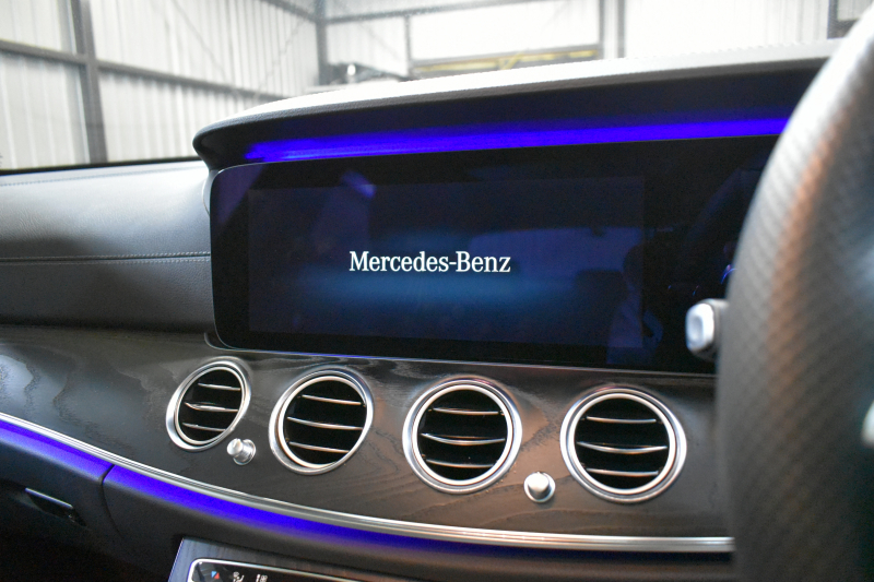 メルセデスベンツ Eクラス E200 ｽﾎﾟｰﾂ ｴｸｽｸﾙｰｼﾌﾞAMGﾗｲﾝｲﾝﾃﾘｱP ﾚｰﾀﾞｰｾｰﾌﾃｨP 後期型 ﾊﾟﾉﾗﾏｻﾝﾙｰﾌ MEｺﾈｸﾄ 燃費13.1KM 全席ﾋｰﾀｰ黒革 ﾃﾞｨｽﾄﾛ BSM Lﾁｪﾝｼﾞ AMGｴｱﾛ19AW ｷｰﾚｽGO ﾊﾟｰｸﾄﾛ HUD ﾌﾞﾙﾒS ﾏﾙﾁｶﾗｰｱﾝﾋﾞｴﾝﾄ 対話式ﾅﾋﾞ 360ｶﾒﾗ 2年保証