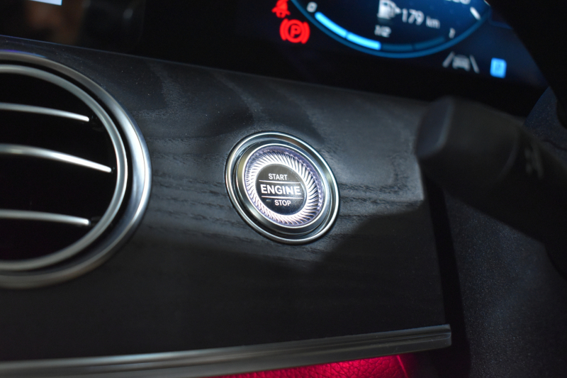 メルセデスベンツ Eクラス E200 ｽﾎﾟｰﾂ ｴｸｽｸﾙｰｼﾌﾞAMGﾗｲﾝｲﾝﾃﾘｱP ﾚｰﾀﾞｰｾｰﾌﾃｨP 後期型 1ｵｰﾅｰ ﾊﾟﾉﾗﾏｻﾝﾙｰﾌ ﾌﾞﾙﾒS MEｺﾈｸﾄ 燃費13.1KM 全席ﾋｰﾀｰ黒革 ﾃﾞｨｽﾄﾛ BSM Lﾁｪﾝｼﾞ AMGｴｱﾛ19AW ｷｰﾚｽGO ﾊﾟｰｸﾄﾛ HUD  ﾏﾙﾁｶﾗｰｱﾝﾋﾞｴﾝﾄ 対話式ﾅﾋﾞ 360ｶﾒﾗ 2年保証