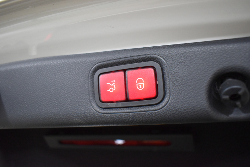 メルセデスベンツ Eクラス E200 ｽﾎﾟｰﾂ ｴｸｽｸﾙｰｼﾌﾞAMGﾗｲﾝｲﾝﾃﾘｱP ﾚｰﾀﾞｰｾｰﾌﾃｨP 後期型 1ｵｰﾅｰ ﾊﾟﾉﾗﾏｻﾝﾙｰﾌ ﾌﾞﾙﾒS MEｺﾈｸﾄ 燃費13.1KM 全席ﾋｰﾀｰ黒革 ﾃﾞｨｽﾄﾛ BSM Lﾁｪﾝｼﾞ AMGｴｱﾛ19AW ｷｰﾚｽGO ﾊﾟｰｸﾄﾛ HUD  ﾏﾙﾁｶﾗｰｱﾝﾋﾞｴﾝﾄ 対話式ﾅﾋﾞ 360ｶﾒﾗ 2年保証