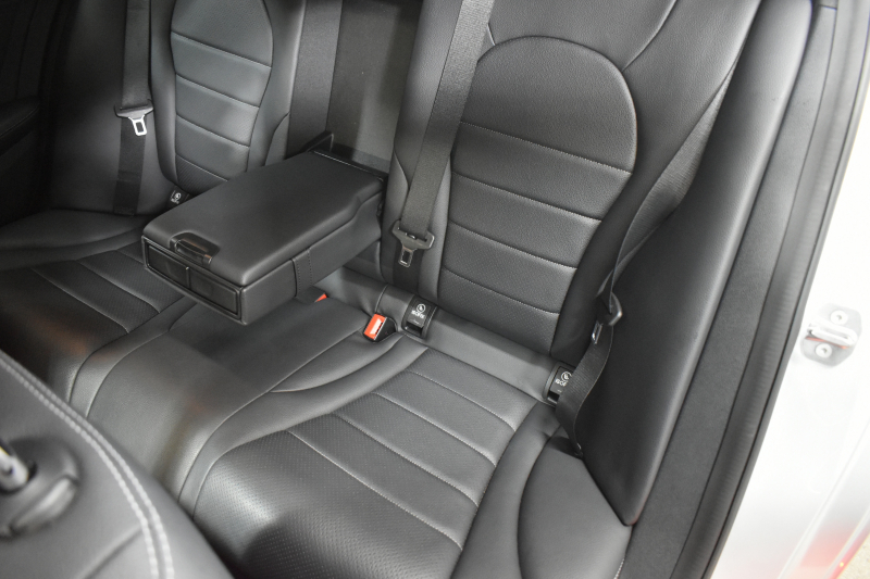 メルセデスベンツ Cクラス C220dAVG AMGﾗｲﾝ ﾍﾞｰｼｯｸP ﾚｰﾀﾞｰｾｰﾌﾃｨP 2.2ﾘｯﾀｰ/ﾃﾞｨｰｾﾞﾙ 170馬力 燃費20.3㎞ 9速  ﾋｰﾀｰ黒革 ﾃﾞｨｽﾄﾛ BSM Lｷｰﾌﾟ AMGｴｱﾛ18AW ｷｰﾚｽGo ﾊﾟｰｸﾄﾛ LEDﾍｯﾄﾞﾗｲﾄ 地ﾃﾞｼﾞﾅﾋﾞ Bｶﾒﾗ 2年保証