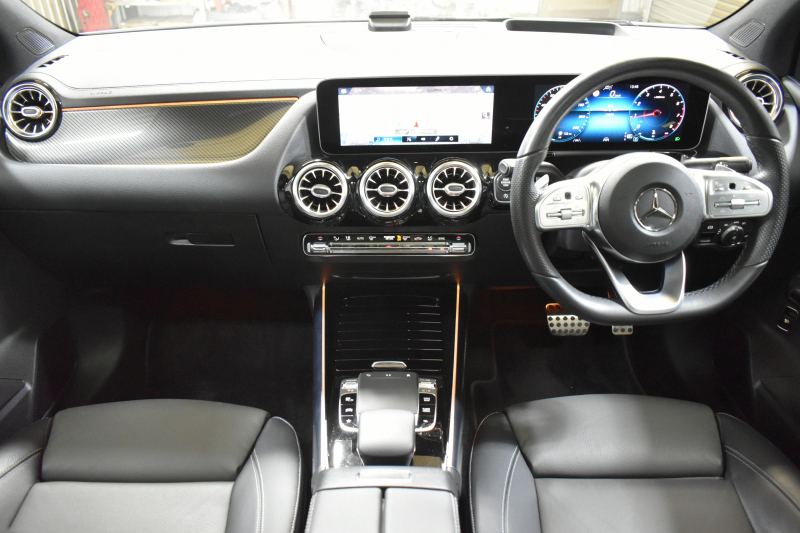 メルセデスベンツ Bクラス B180 AMGﾗｲﾝ AMGﾚｻﾞｰｴｸｽｸﾙｰｼﾌﾞP ｱﾄﾞﾊﾞﾝｽﾄﾞP ﾚｰﾀﾞｰSP 1ｵｰﾅｰ車両 MEｺﾈ MBUXｼｽﾃﾑ ﾊﾟﾉﾗﾏR ﾋｰﾀｰ付黒灰革 ACC BSM Lﾁｪﾝｼﾞ AMGｴｱﾛ18AW ﾏﾙﾁLED HUD 対話式ﾅﾋﾞTV 360ｶﾒﾗ 2年保証