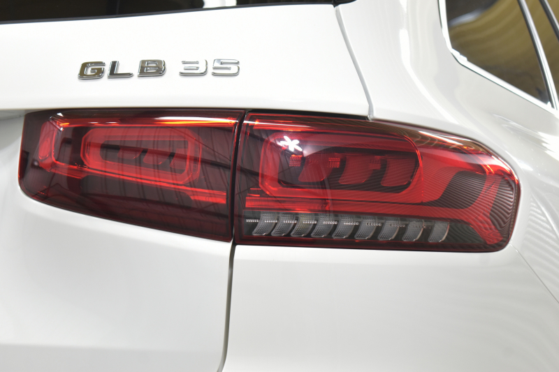 AMG GLB MercedesAMG GLB35 4ﾏﾁｯｸ ｱﾄﾞﾊﾞﾝｽﾄﾞﾊﾟｯｹｰｼﾞ ﾚｰﾀﾞｰｾｰﾌﾃｨP 8速 ｻﾝﾙｰﾌ ﾋｰﾀｰ黒/赤革 対話式ﾅﾋﾞ ﾃﾞｨｽﾄﾛ BSM Lｷｰﾌﾟ AMGｴｱﾛ19AW ｷｰﾚｽGO PTS HUD  地ﾃﾞｼﾞﾅﾋﾞ 360ｶﾒﾗ 新車保証継承可