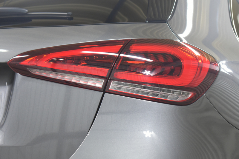 メルセデスベンツ Aクラス A180 Edition1 ﾚｰﾀﾞｰSP 限定250台 MEｺﾈｸﾄ MBUXｼｽﾃﾑ Edition1専用内装 ﾃﾞｨｽﾄﾛ BSM Lﾁｪﾝｼﾞ AMGｴｱﾛ19AW ﾏﾙﾁLED ｷｰGO PTS HUD 10.25ｲﾝﾁｺｯｸﾋﾟｯﾄﾃﾞｨｽﾌﾟﾚｲ 対話式ﾅﾋﾞTV 360ｶﾒﾗ 2年保証