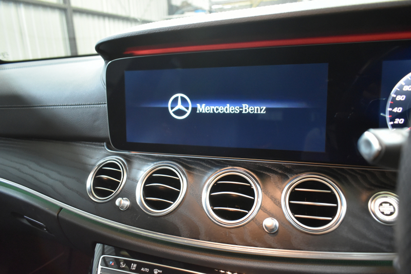 メルセデスベンツ Eクラス E220d ﾜｺﾞﾝ AVG ｽﾎﾟｰﾂ本革仕様 ﾚｰﾀﾞｰSP 2年保証  全席ﾋｰﾀｰ黒革 ﾃﾞｨｽﾄﾛ ﾌﾞﾗｲﾝﾄﾞS ﾚｰﾝﾁｪﾝｼﾞA ｷｰﾚｽGO AMGｴｱﾛ19AW 自動Fｹﾞｰﾄ ﾌﾞﾙﾒｽﾀｰ 地ﾃﾞｼﾞ360ｶﾒ