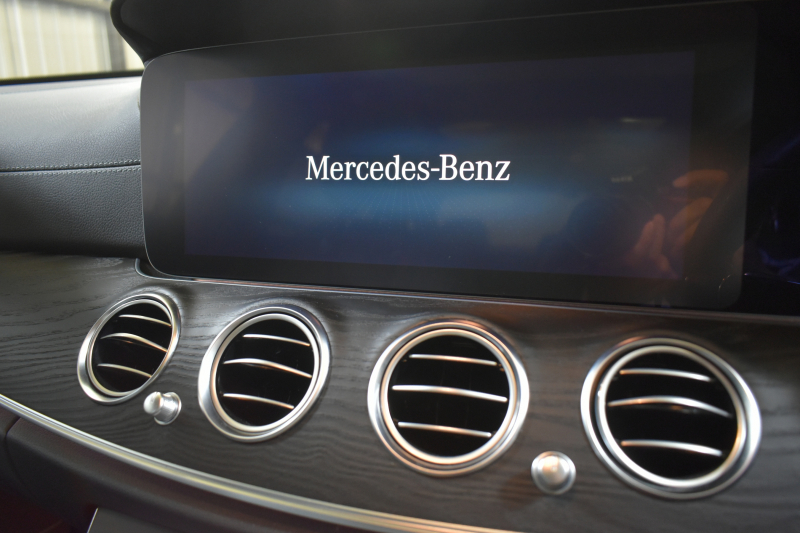 メルセデスベンツ Eクラス E200 ｽﾎﾟｰﾂ 1ｵﾅ ｴｸｽｸﾙｰｼﾌﾞP AMGﾗｲﾝｲﾝﾃﾘｱP ﾚｰﾀﾞｰｾｰﾌﾃｨP 真珠 後期型 ﾊﾟﾉﾗﾏｻﾝﾙｰﾌ 燃費12.8KM 全席ﾋｰﾀｰ黒革 ﾃﾞｨｽﾄﾛ BSM Lﾁｪﾝｼﾞ AMGｴｱﾛ19AW ｷｰﾚｽGO ﾊﾟｰｸﾄﾛ HUD ﾌﾞﾙﾒS ﾏﾙﾁｶﾗｰｱﾝﾋﾞｴﾝﾄ 対話式ﾅﾋﾞ 360ｶﾒﾗ 2年保証