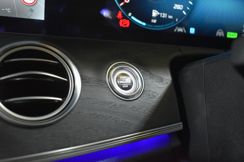 メルセデスベンツ Eクラス E200 ｽﾎﾟｰﾂ ｴｸｽｸﾙｰｼﾌﾞAMGﾗｲﾝｲﾝﾃﾘｱP ﾚｰﾀﾞｰｾｰﾌﾃｨP 後期型 ﾊﾟﾉﾗﾏｻﾝﾙｰﾌ ﾌﾞﾙﾒS MEｺﾈｸﾄ 全席ﾋｰﾀｰ黒革 ﾃﾞｨｽﾄﾛ BSM Lﾁｪﾝｼﾞ AMGｴｱﾛ19AW ｷｰﾚｽGO ﾊﾟｰｸﾄﾛ HUD  ﾏﾙﾁｶﾗｰｱﾝﾋﾞｴﾝﾄ 対話式ﾅﾋﾞ 360ｶﾒﾗ 2年保証