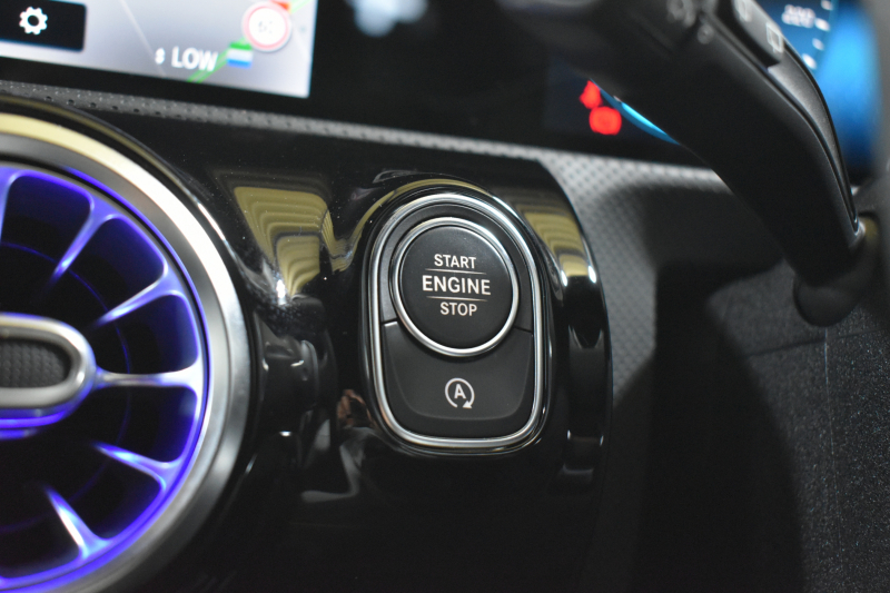 メルセデスベンツ Aクラス A180 Edition1 ﾚｰﾀﾞｰSP 限定150台 MEｺﾈｸﾄ MBUXｼｽﾃﾑ Edition1専用内装 ﾃﾞｨｽﾄﾛ BSM Lﾁｪﾝｼﾞ AMGｴｱﾛ19AW ﾏﾙﾁLED ｷｰGO PTS HUD 10.25ｲﾝﾁｺｯｸﾋﾟｯﾄﾃﾞｨｽﾌﾟﾚｲ 対話式ﾅﾋﾞTV 360ｶﾒﾗ 2年保証