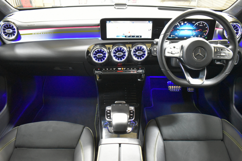 メルセデスベンツ Aクラス A180 Edition1 ﾚｰﾀﾞｰSP 限定150台 MEｺﾈｸﾄ MBUXｼｽﾃﾑ Edition1専用内装 ﾃﾞｨｽﾄﾛ BSM Lﾁｪﾝｼﾞ AMGｴｱﾛ19AW ﾏﾙﾁLED ｷｰGO PTS HUD 10.25ｲﾝﾁｺｯｸﾋﾟｯﾄﾃﾞｨｽﾌﾟﾚｲ 対話式ﾅﾋﾞTV 360ｶﾒﾗ 2年保証