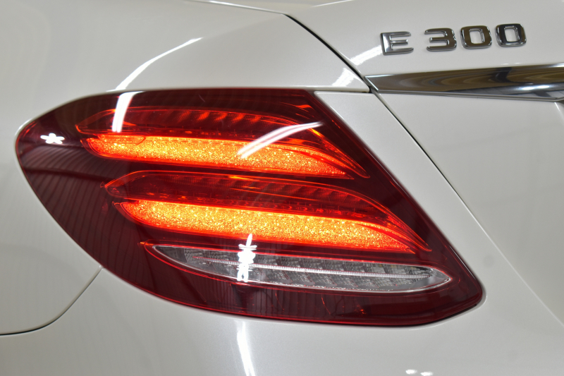 メルセデスベンツ Eクラス E300 AVG ｽﾎﾟｰﾂ ｴｸｽｸﾙｰｼﾌﾞ ﾚｰﾀﾞｰP  258馬力 MEｺﾈ ﾊﾟﾉﾗﾏｻﾝﾙｰﾌ 全席ﾋｰﾀｰ黒革 ﾃﾞｨｽﾄﾛ Lﾁｪﾝｼﾞ AMGｴｱﾛ19AW ｷｰGo ﾌｯﾄﾄﾗﾝｸ ﾌﾞﾙﾒS 地ﾃﾞｼﾞ360ｶﾒﾗ 2年保証