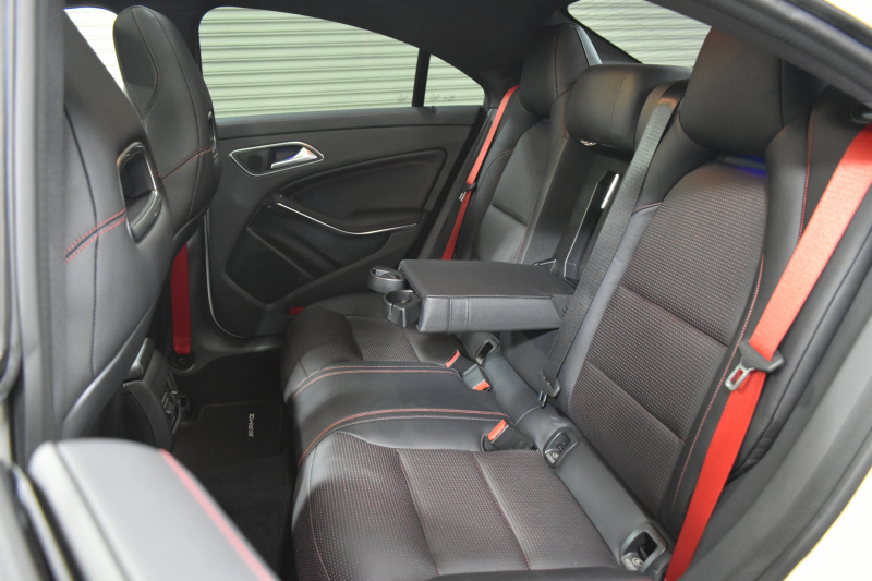 AMG CLAクラス CLA45 4ﾏﾁｯｸ ﾚｰﾀﾞｰｾｰﾌﾃｨP 高出力ｴﾝｼﾞﾝ360馬力 ﾊﾟﾉﾗﾏｻﾝﾙｰﾌ ﾋｰﾀｰ黒革 ﾃﾞｨｽﾄﾛﾆｯｸﾌﾟﾗｽ ﾌﾞﾗｲﾝﾄﾞｽﾎﾟｯﾄ AMGｴｱﾛ18AW 地ﾃﾞｼﾞ ﾊﾞｯｸｶﾒﾗ ﾊﾟｰｸﾄﾛﾆｯｸ 2年保証