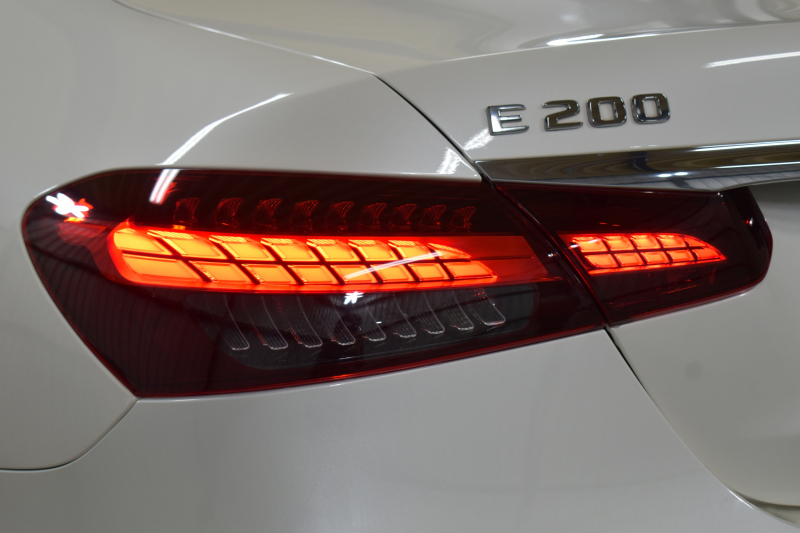 メルセデスベンツ Eクラス E200 ｽﾎﾟｰﾂ ｴｸｽｸﾙｰｼﾌﾞAMGﾗｲﾝｲﾝﾃﾘｱP ﾚｰﾀﾞｰｾｰﾌﾃｨP 後期型 MEｺﾈｸﾄ 燃費13.1KM 全席ﾋｰﾀｰ黒革 ﾃﾞｨｽﾄﾛ BSM Lﾁｪﾝｼﾞ AMGｴｱﾛ19AW ｷｰﾚｽGO ﾊﾟｰｸﾄﾛ HUD ﾌﾞﾙﾒS ﾏﾙﾁｶﾗｰｱﾝﾋﾞｴﾝﾄ 対話式ﾅﾋﾞ 360ｶﾒﾗ 2年保証