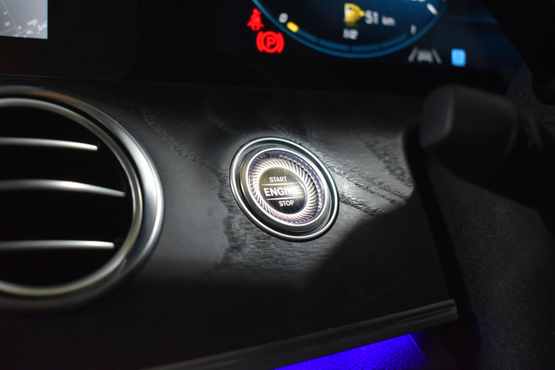 メルセデスベンツ Eクラス E200 ｽﾎﾟｰﾂ ｴｸｽｸﾙｰｼﾌﾞAMGﾗｲﾝｲﾝﾃﾘｱP ﾚｰﾀﾞｰｾｰﾌﾃｨP 1ｵｰﾅｰ 後期型 MEｺﾈｸﾄ 燃費13.1KM 全席ﾋｰﾀｰ黒革 ﾃﾞｨｽﾄﾛ BSM Lﾁｪﾝｼﾞ AMGｴｱﾛ19AW ｷｰﾚｽGO ﾊﾟｰｸﾄﾛ HUD ﾌﾞﾙﾒS ﾏﾙﾁｶﾗｰｱﾝﾋﾞｴﾝﾄ 対話式ﾅﾋﾞ 360ｶﾒﾗ 2年保証