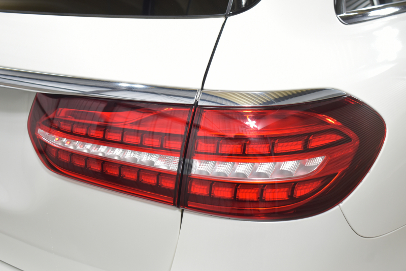 メルセデスベンツ Eクラス E220dﾜｺﾞﾝ ｽﾎﾟｰﾂ ｴｸｽｸﾙｰｼﾌﾞP AMGﾗｲﾝｲﾝﾃﾘｱP ﾚｰﾀﾞｰｾｰﾌﾃｨP 後期型 ﾊﾟﾉﾗﾏｻﾝﾙｰﾌ 全席ﾋｰﾀｰ黒革 ﾌﾞﾙﾒｽﾀｰ HUD ﾃﾞｨｽﾄﾛ BSM Lﾁｪﾝｼﾞ AMGｴｱﾛ19AW MBUXﾅﾋﾞTV 360ｶﾒﾗ ｷｰﾚｽｺﾞｰ  ﾏﾙﾁｶﾗｰｱﾝﾋﾞｴﾝﾄ 2年保証