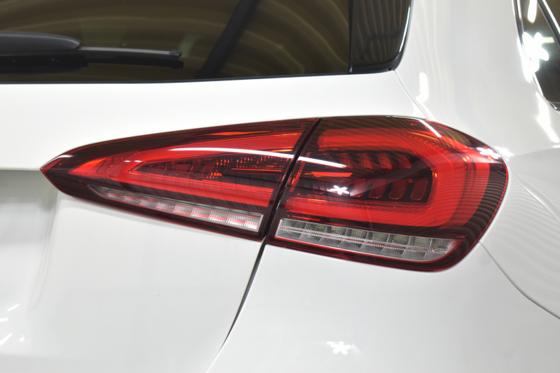 メルセデスベンツ Aクラス A180 Edition1 ﾚｰﾀﾞｰSP 限定150台 MEｺﾈｸﾄ MBUXｼｽﾃﾑ Edition1専用内装 ﾃﾞｨｽﾄﾛﾆｯｸﾌﾟﾗｽ ﾌﾞﾗｲﾝﾄﾞｽﾎﾟｯﾄ ﾚｰﾝﾁｪﾝｼﾞ AMGｴｱﾛ19AW ﾏﾙﾁLED ｷｰGO PTS HUD 10.25ｲﾝﾁｺｯｸﾋﾟｯﾄﾃﾞｨｽﾌﾟﾚｲ 360ｶﾒﾗ 2年保証