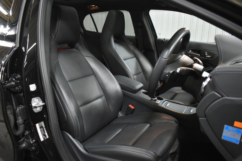 メルセデスベンツ GLA GLA220 4M ﾚｻﾞｰEXC ﾚｰﾀﾞｰSP  後期型 184馬力 4WD 1ｵｰﾅｰ ﾊﾟﾉﾗﾏｻﾝﾙｰﾌ ﾋｰﾀｰ黒革 ﾃﾞｨｽﾄﾛ Bｽﾎﾟｯﾄ 専用18AW&ﾊﾞﾝﾊﾟｰ 駐車支援 ｷｰGO ﾊｰﾏﾝK PTS ﾌｯﾄｹﾞｰﾄ 地ﾃﾞｼﾞBｶﾒﾗ 2年保証