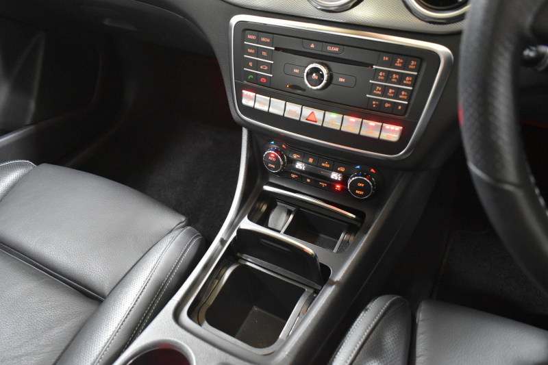 メルセデスベンツ GLA GLA220 4M ﾚｻﾞｰEXC ﾚｰﾀﾞｰSP  後期型 184馬力 4WD 1ｵｰﾅｰ ﾊﾟﾉﾗﾏｻﾝﾙｰﾌ ﾋｰﾀｰ黒革 ﾃﾞｨｽﾄﾛ Bｽﾎﾟｯﾄ 専用18AW&ﾊﾞﾝﾊﾟｰ 駐車支援 ｷｰGO ﾊｰﾏﾝK PTS ﾌｯﾄｹﾞｰﾄ 地ﾃﾞｼﾞBｶﾒﾗ 2年保証