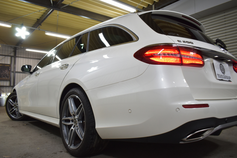 メルセデスベンツ Eクラス E200ﾜｺﾞﾝ AVG BSG搭載 AMGﾗｲﾝ ｴｸｽｸﾙｰｼﾌﾞP ﾚｰﾀﾞｰｾｰﾌﾃｨP ﾊﾟﾉﾗﾏｻﾝﾙｰﾌ 革 AMGｴｱﾛ19AW ﾌﾞﾙﾒｽﾀｰS HUD ｴｱﾊﾞﾗﾝｽP ﾅﾋﾞTV 360ｶﾒﾗ ﾌｯﾄｹﾞｰﾄ ﾃﾞｨｽﾄﾛﾆｯｸ ﾌﾞﾗｲﾝﾄﾞS 2年保証