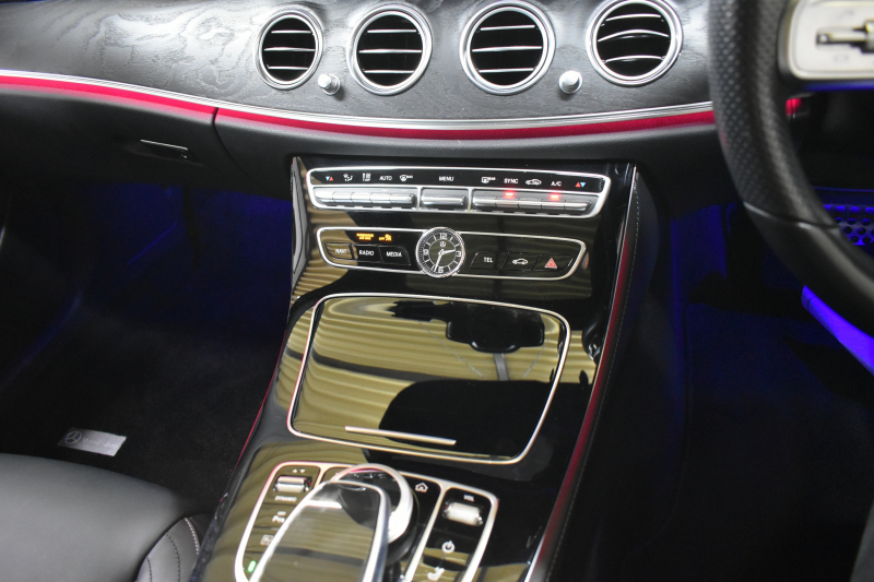 メルセデスベンツ Eクラス E200ﾜｺﾞﾝ AVG BSG搭載 AMGﾗｲﾝ ｴｸｽｸﾙｰｼﾌﾞP ﾚｰﾀﾞｰｾｰﾌﾃｨP ﾊﾟﾉﾗﾏｻﾝﾙｰﾌ 革 AMGｴｱﾛ19AW ﾌﾞﾙﾒｽﾀｰS HUD ｴｱﾊﾞﾗﾝｽP ﾅﾋﾞTV 360ｶﾒﾗ ﾌｯﾄｹﾞｰﾄ ﾃﾞｨｽﾄﾛﾆｯｸ ﾌﾞﾗｲﾝﾄﾞS 2年保証