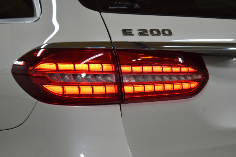 メルセデスベンツ Eクラス E200 ｽﾎﾟｰﾂ BSG搭載 ｴｸｽｸﾙｰｼﾌﾞP AMGﾗｲﾝｲﾝﾃﾘｱP ﾚｰﾀﾞｰｾｰﾌﾃｨP 後期型 ﾊﾟﾉﾗﾏｻﾝﾙｰﾌ 革 ﾌﾞﾙﾒｽﾀｰ HUD ｴｱﾊﾞﾗﾝｽP ﾊﾟﾜｰﾄﾗﾝｸ AMGｴｱﾛ19AW MBUXARﾅﾋﾞTV 360ｶﾒﾗ ﾜｲﾔﾚｽﾁｬｰｼﾞ ﾃﾞｨｽﾄﾛ ﾌﾞﾗｲﾝﾄﾞS ﾚｰﾝｷｰﾌﾟ 2年保証