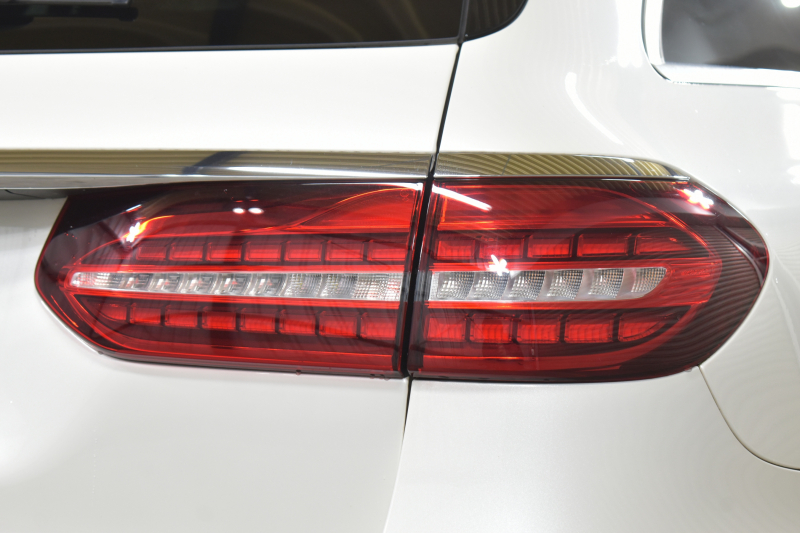 メルセデスベンツ Eクラス E200 ｽﾎﾟｰﾂ BSG搭載 ｴｸｽｸﾙｰｼﾌﾞP AMGﾗｲﾝｲﾝﾃﾘｱP ﾚｰﾀﾞｰｾｰﾌﾃｨP 後期型 ﾊﾟﾉﾗﾏｻﾝﾙｰﾌ 革 ﾌﾞﾙﾒｽﾀｰ HUD ｴｱﾊﾞﾗﾝｽP ﾊﾟﾜｰﾄﾗﾝｸ AMGｴｱﾛ19AW MBUXARﾅﾋﾞTV 360ｶﾒﾗ ﾜｲﾔﾚｽﾁｬｰｼﾞ ﾃﾞｨｽﾄﾛ ﾌﾞﾗｲﾝﾄﾞS ﾚｰﾝｷｰﾌﾟ 2年保証