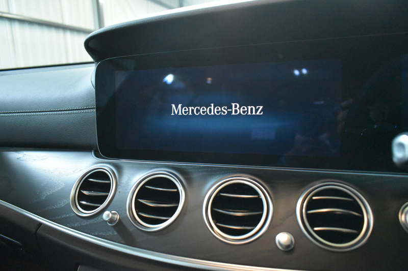 メルセデスベンツ Eクラス E200 ｽﾎﾟｰﾂ BSG搭載 ｴｸｽｸﾙｰｼﾌﾞP AMGﾗｲﾝｲﾝﾃﾘｱP ﾚｰﾀﾞｰｾｰﾌﾃｨP 後期型 ﾊﾟﾉﾗﾏｻﾝﾙｰﾌ 革 ﾌﾞﾙﾒｽﾀｰ HUD ｴｱﾊﾞﾗﾝｽP ﾊﾟﾜｰﾄﾗﾝｸ AMGｴｱﾛ19AW MBUXARﾅﾋﾞTV 360ｶﾒﾗ ﾜｲﾔﾚｽﾁｬｰｼﾞ ﾃﾞｨｽﾄﾛ ﾌﾞﾗｲﾝﾄﾞS ﾚｰﾝｷｰﾌﾟ 2年保証