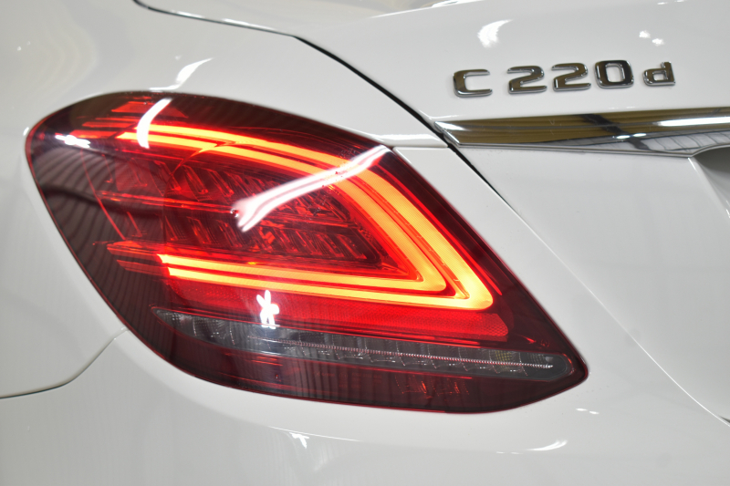 メルセデスベンツ Cクラス C220d AVG AMGﾗｲﾝ ﾚｰﾀﾞｰｾｰﾌﾃｨP 後期型  燃費18.9km  ﾋｰﾀｰ黒革 ﾃﾞｨｽﾄﾛ BSM Lﾁｪﾝｼﾞ 誤発進 AMGｴｱﾛ TWS19AW ｷｰﾚｽGO ﾊﾟｰｸﾄﾛ LEDﾍｯﾄﾞﾗｲﾄ ﾏﾙﾁｱﾝﾋﾞｴﾝﾄ 地ﾃﾞｼﾞﾅﾋﾞBｶﾒﾗ 2年保証