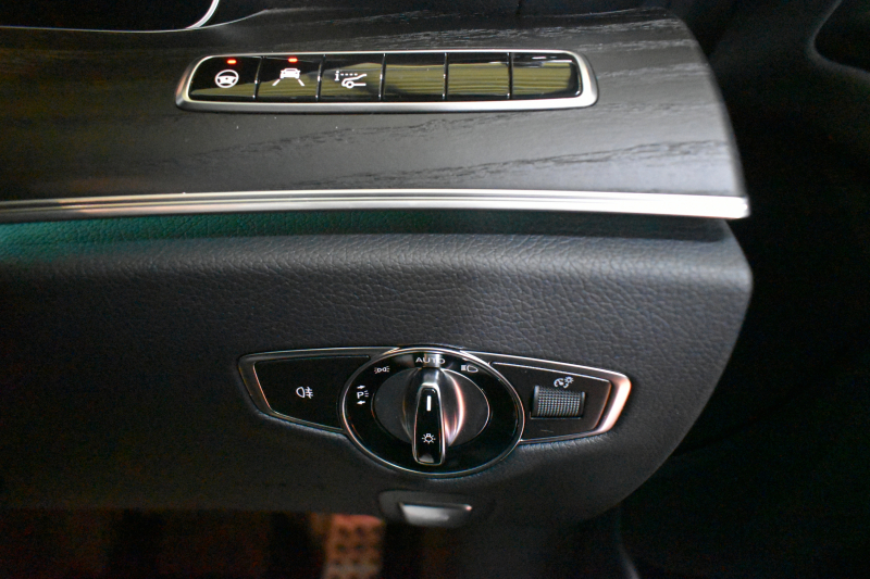 メルセデスベンツ Eクラス E350e AVG ｽﾎﾟｰﾂ ｴｸｽｸﾙｰｼﾌﾞP ﾚｰﾀﾞｰｾｰﾌﾃｨP PHV 1ｵｰﾅｰ ﾊﾟﾉﾗﾏｻﾝﾙｰﾌ 全席ﾋｰﾀｰ黒革 ﾃﾞｨｽﾄﾛ ﾚｰﾝﾁｪﾝｼﾞ ﾌﾞﾗｲﾝﾄﾞｽﾎﾟｯﾄ AMGｴｱﾛ19AW ｷｰGO PTS ﾌｯﾄｹﾞｰﾄ ﾌﾞﾙﾒｽﾀｰ 地デジ360ｶﾒ 2年保証