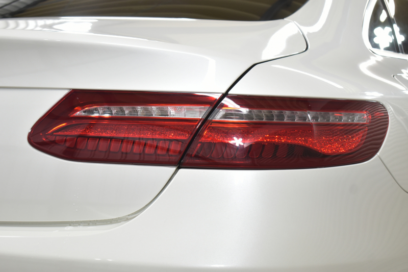 メルセデスベンツ Eクラス E300 ｸｰﾍﾟ ｽﾎﾟｰﾂ ｴｸｽｸﾙｰｼﾌﾞP ﾚｰﾀﾞｰｾｰﾌﾃｨP ﾊﾟﾉﾗﾏｻﾝﾙｰﾌ ﾋｰﾀｰｸｰﾗｰ赤黒革 ﾃﾞｨｽﾄﾛ BSM Lﾁｪﾝｼﾞ AMGｴｱﾛ19AW ｷｰGO PTS ﾌﾞﾙﾒｽﾀｰ HUD 地ﾃﾞｼﾞ360ｶﾒﾗ 2年保証