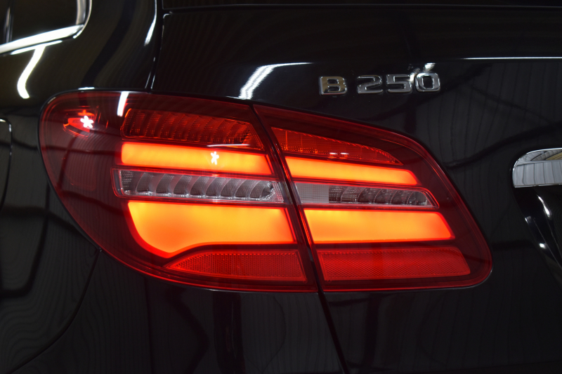 メルセデスベンツ Bクラス B250 4ﾏﾁｯｸ ｽﾎﾟｰﾂ ﾚｻﾞｰｴｸｽｸﾙｰｼﾌﾞP ﾚｰﾀﾞｰｾｰﾌﾃｨP ﾊﾟﾉﾗﾏSR ﾋｰﾀｰ革 ﾃﾞｨｽﾄﾛ ﾌﾞﾗｲﾝﾄﾞS ｷｰﾚｽGo ﾊｰﾏﾝK 地ﾃﾞｼﾞBｶﾒﾗ ﾏﾙﾁｱﾝﾋﾞｴﾝﾄ LEDﾗｲﾄ