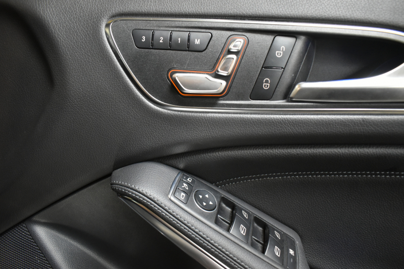 メルセデスベンツ GLA GLA220 4M ﾚｻﾞｰEXC ﾚｰﾀﾞｰSP  後期型 184馬力 4WD  ﾊﾟﾉﾗﾏｻﾝﾙｰﾌ ﾋｰﾀｰ黒革 ﾃﾞｨｽﾄﾛ Bｽﾎﾟｯﾄ 専用18AW&ﾊﾞﾝﾊﾟｰ 駐車支援 ｷｰGO ﾊｰﾏﾝK PTS ﾌｯﾄｹﾞｰﾄ 地ﾃﾞｼﾞBｶﾒﾗ 2年保証