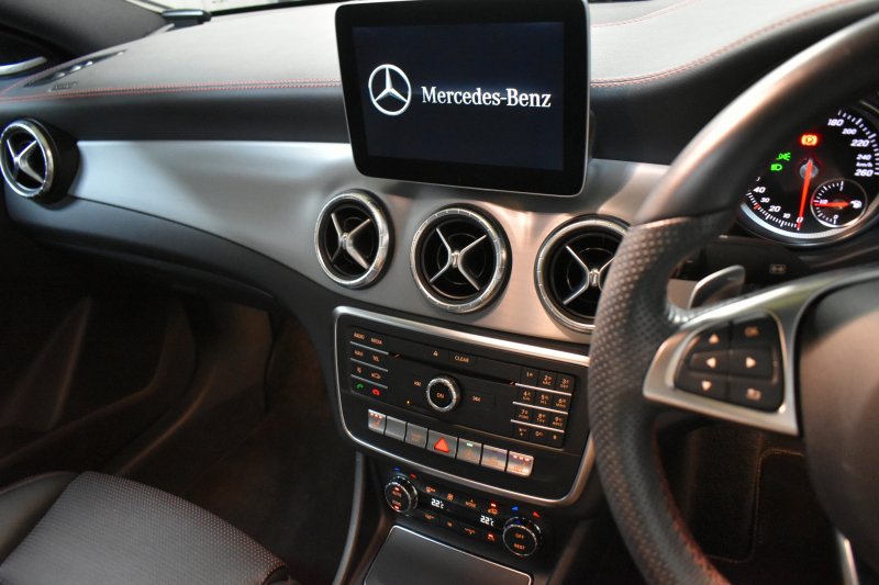 メルセデスベンツ CLAクラス CLA180 ｽﾎﾟｰﾂ AMGﾚｻﾞｰｴｸｽｸﾙｰｼﾌﾞ ﾚｰﾀﾞｰｾｰﾌﾃｨP 後期型  ﾊﾟﾉﾗﾏｻﾝﾙｰﾌ ﾋｰﾀｰ黒革 ﾊｰﾏﾝK ｷｰﾚｽGo ﾃﾞｨｽﾄﾛ Bｽﾎﾟｯﾄ AMGｴｱﾛ18AW LEDﾍｯﾄﾞ PTS 地ﾃﾞｼﾞBｶﾒﾗ 2年保証