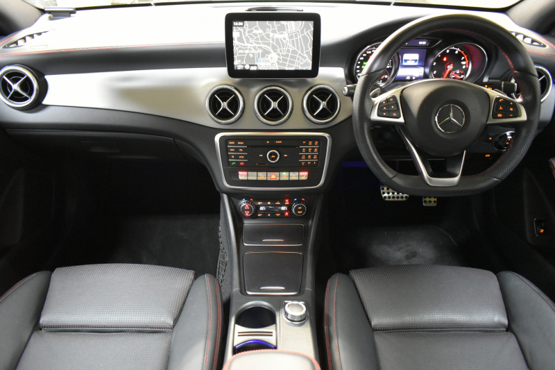 メルセデスベンツ CLAクラス CLA180 ｽﾎﾟｰﾂ AMGﾚｻﾞｰｴｸｽｸﾙｰｼﾌﾞ ﾚｰﾀﾞｰｾｰﾌﾃｨP 後期型  ﾊﾟﾉﾗﾏｻﾝﾙｰﾌ ﾋｰﾀｰ黒革 ﾊｰﾏﾝK ｷｰﾚｽGo ﾃﾞｨｽﾄﾛ Bｽﾎﾟｯﾄ AMGｴｱﾛ18AW LEDﾍｯﾄﾞ PTS 地ﾃﾞｼﾞBｶﾒﾗ 2年保証