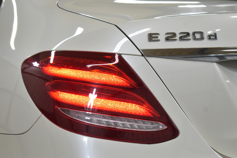 メルセデスベンツ Eクラス E220d AVG ｽﾎﾟｰﾂ ﾚｻﾞｰｴｸｽｸﾙｰｼﾌﾞ ﾚｰﾀﾞｰｾｰﾌﾃｨP 中期型 ﾃﾞｨｰｾﾞﾙ燃費21.0 ﾊﾟﾉﾗﾏｻﾝﾙｰﾌ 全席ﾋｰﾀｰ黒革 ﾌﾞﾙﾒｽﾀｰ HUD ﾃﾞｨｽﾄﾛ BSM Lﾁｪﾝｼﾞ AMGｴｱﾛ19AW ｷｰﾚｽGO ﾊﾟｰｸﾄﾛ 電動ﾄﾗﾝｸ 地ﾃﾞｼﾞﾅﾋﾞ 360ｶﾒﾗ 2年保証