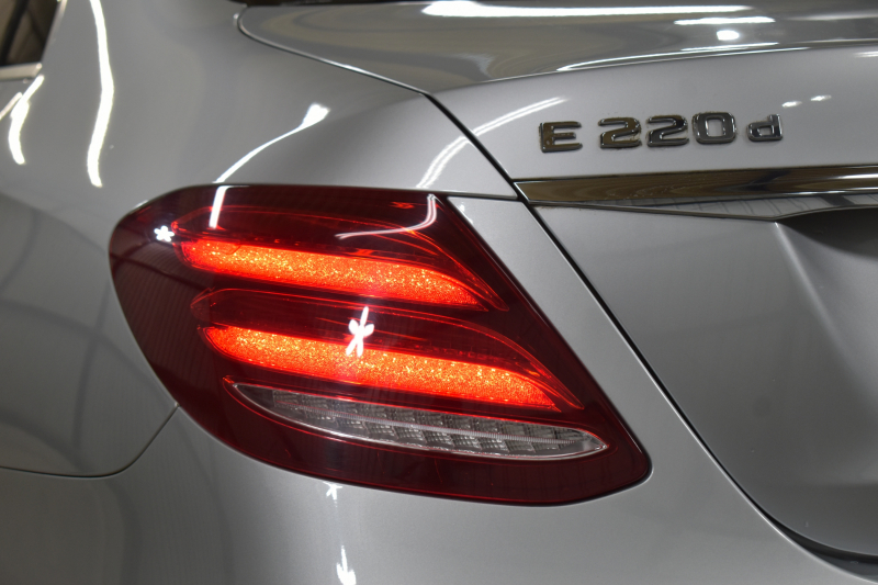 メルセデスベンツ Eクラス E220d AVG ｽﾎﾟｰﾂ ﾚｻﾞｰﾊﾟｯｹｰｼﾞ ﾚｰﾀﾞｰｾｰﾌﾃｨP ﾃﾞｨｰｾﾞﾙ燃費21.0km  全席ﾋｰﾀｰ黒革 ﾌﾞﾙﾒｽﾀｰ HUD ﾃﾞｨｽﾄﾛ BSM Lﾁｪﾝｼﾞ AMGｴｱﾛ19AW ｷｰﾚｽGO ﾊﾟｰｸﾄﾛ 電動ﾄﾗﾝｸ 地ﾃﾞｼﾞﾅﾋﾞ 360ｶﾒﾗ 2年保証