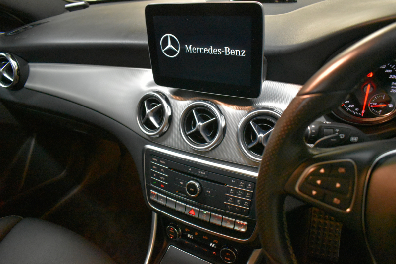 メルセデスベンツ GLA GLA220 4M ﾚｻﾞｰｴｸｽｸﾙｰｼﾌﾞﾌﾟﾚﾐｱﾑP  ﾚｰﾀﾞｰｾｰﾌﾃｨP 後期型 184馬力 4WD ﾊﾟﾉﾗﾏｻﾝﾙｰﾌ ﾋｰﾀｰ黒革 ﾃﾞｨｽﾄﾛ ﾌﾞﾗｲﾝﾄﾞｽﾎﾟｯﾄ 専用18AW&ﾊﾞﾝﾊﾟｰ 駐車支援 ｷｰGO ﾊｰﾏﾝｶｰﾄﾞﾝ PTS ﾌｯﾄｹﾞｰﾄ 地ﾃﾞｼﾞBｶﾒﾗ 2年保証